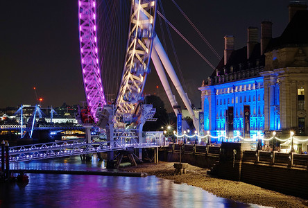 伦敦 — 2015 年 10 月 11 日：伦敦眼和县政厅、女王步道、夜景