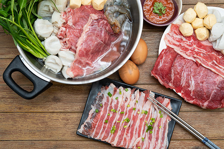涮涮肉摄影照片_在火锅中烹饪食物以制作寿喜烧或涮锅
