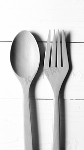 木勺子和叉子黑白色调风格