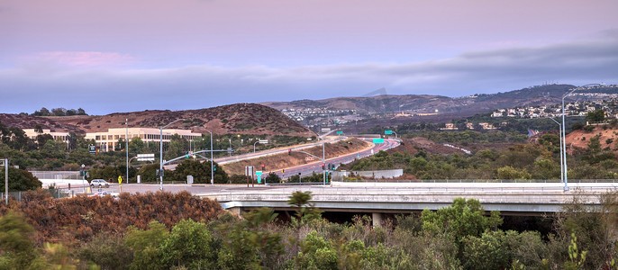 加利福尼亚州欧文市的高速公路，日落时分