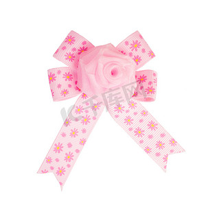 节日粉红色蝴蝶结，由白色隔离的丝带制成