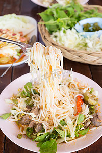 Knomjean，泰国米粉在木桌上配咖喱