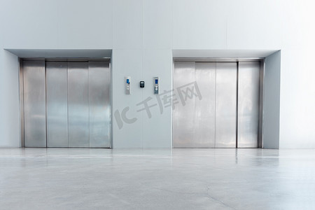 现代电梯及大堂入口地板室内装修、写字楼钢门无障碍门电梯。