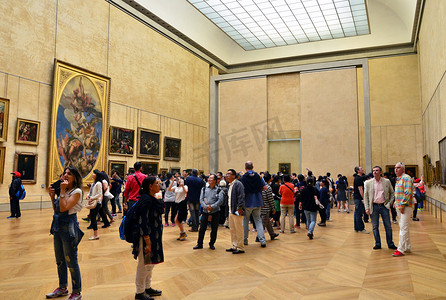 法国巴黎-2015 年 5 月 13 日：巴黎卢浮宫博物馆游客
