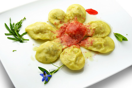 意大利面菜馄饨塞满贝类和酱汁野生浆果