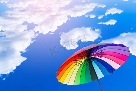对着天空的彩虹伞
