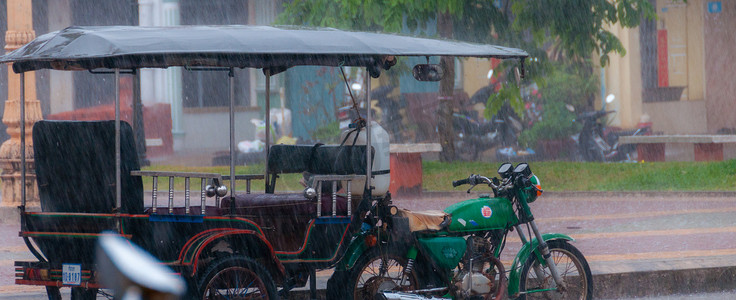 在雨季风期间的嘟嘟车摩托车在贡布