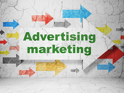 营销理念： 箭头与垃圾墙背景上的广告营销