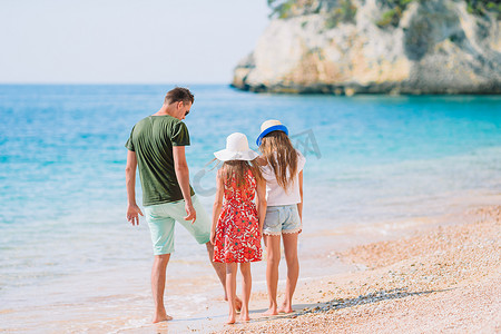 享受海滩暑假的父亲和孩子