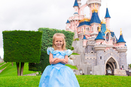 童话公园里穿着漂亮公主裙的可爱小女孩