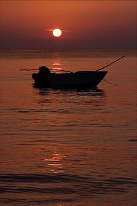 夕阳红摄影照片_小船夕阳红，放松