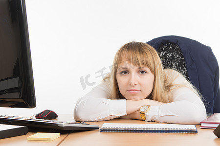 悲伤的办公室一位专家躺在桌面上