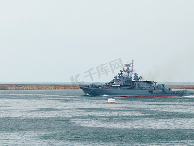 俄罗斯军舰从海湾出发。