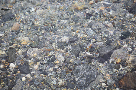 水中鹅卵石摄影照片_鹅卵石在水中