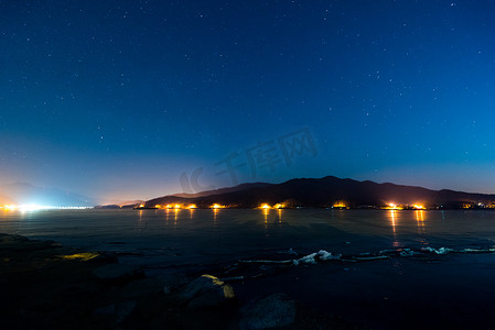 韩国，冬天冰川上有许多闪亮星星的夜空，Kor