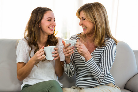 母亲和女儿喝茶