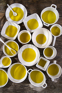 初榨橄榄油摄影照片_特级初榨橄榄油