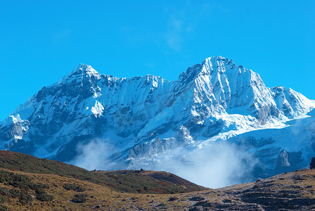 高山，白雪覆盖。