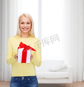 礼物盒小摄影照片_拿着礼物盒微笑的女孩