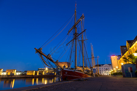 大帆船摄影照片_晚上在哥本哈根港的大帆船