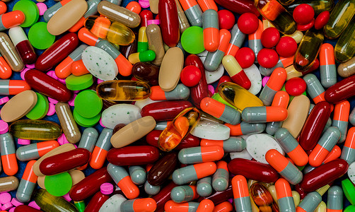 一堆五颜六色的药片和胶囊药片。