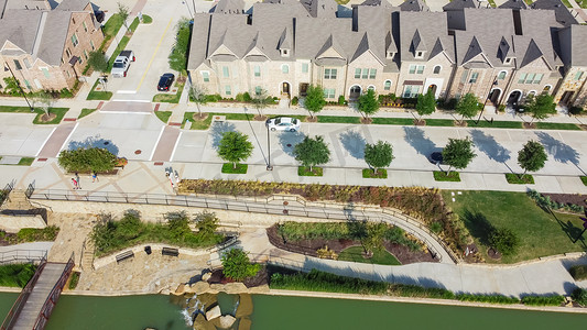 美国德克萨斯州花丘市中心鸟瞰河畔全新两层联排别墅