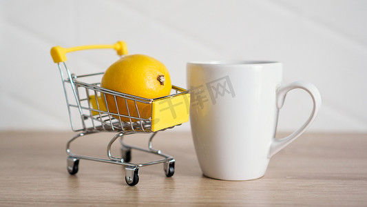 厨房桌子上的小购物车里放着柠檬。