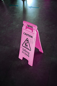 警告的小心粉红色标志，坠入爱河