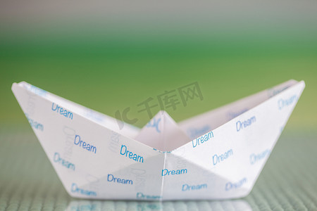 折纸船：跟随您的梦想概念