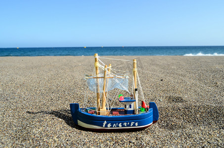 玩具帆船摄影照片_帆船玩具模型