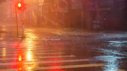 城市大雨摄影照片_在城市街道上的大雨