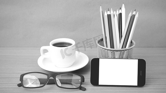 咖啡、电话、眼镜和铅笔