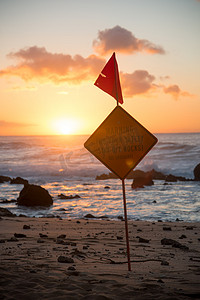 注意安全标摄影照片_标牌上写着“警告你的安全，远离美国瓦胡岛的岩石和夏威夷太平洋”