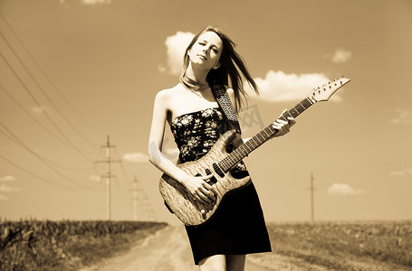 时之魔女摄影照片_有吉他的摇滚女孩在乡下。