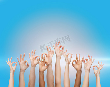 人类的手显示 ok 的手势