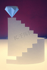 带楼梯和钻石的纸组合物