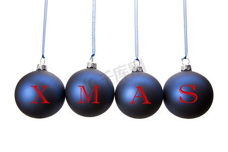 四个蓝色圣诞球，上面写着 XMAS 的字母
