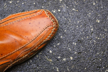 男运动鞋子摄影照片_男鞋，部分秋季水泥地莫卡辛鞋