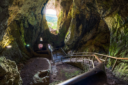 Predjama 城堡洞穴内部。