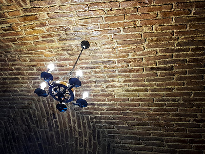 在红砖天花板的古色古香的枝形吊灯样式