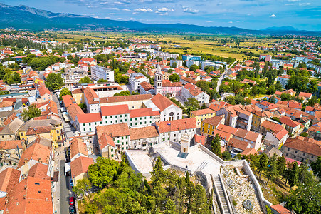 腹地摄影照片_达尔马提亚腹地鸟瞰 Sinj 镇