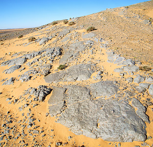 摩洛哥撒哈拉沙漠中的旧化石和岩石天空