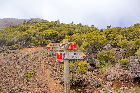 远足小道通道 Pico Areeiro 到 Pico Ruivo - 显示路线的路标