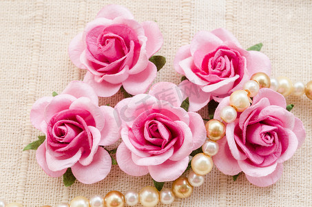 带珍珠的粉红玫瑰。