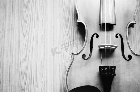 木头背景黑白色调风格的小提琴