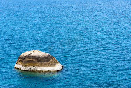 苏梅岛的岩石和蓝色大海