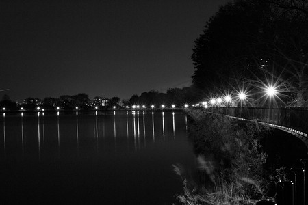 水库在黑白的晚上