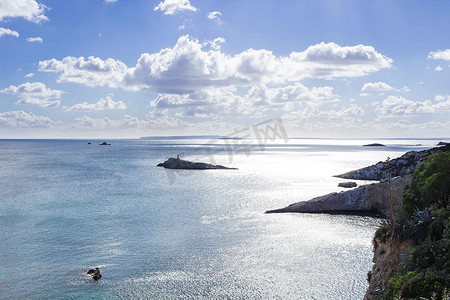 从 Ibizza 岛从顶部到沿海水域的海景