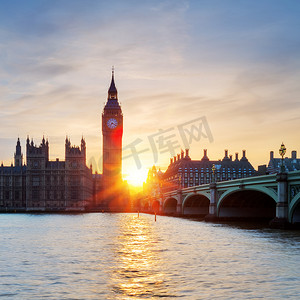 日落时伦敦大本钟钟楼的景色