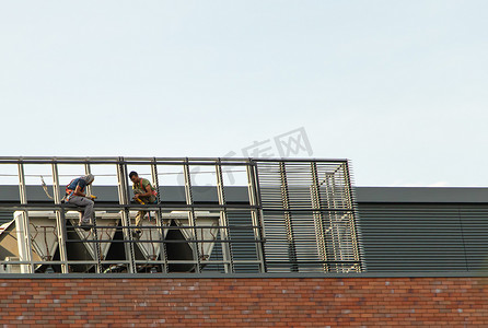摩尔多瓦基希讷乌 — 2019年7月14日 人们在屋顶上工作